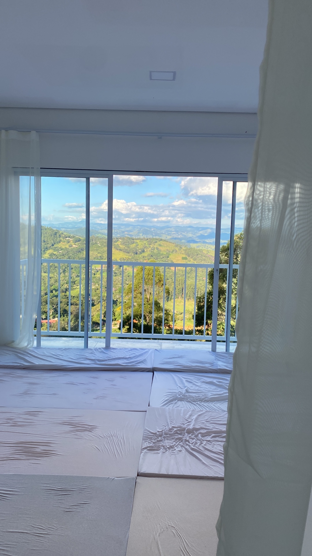 Sala de prática com vista para as montanhas