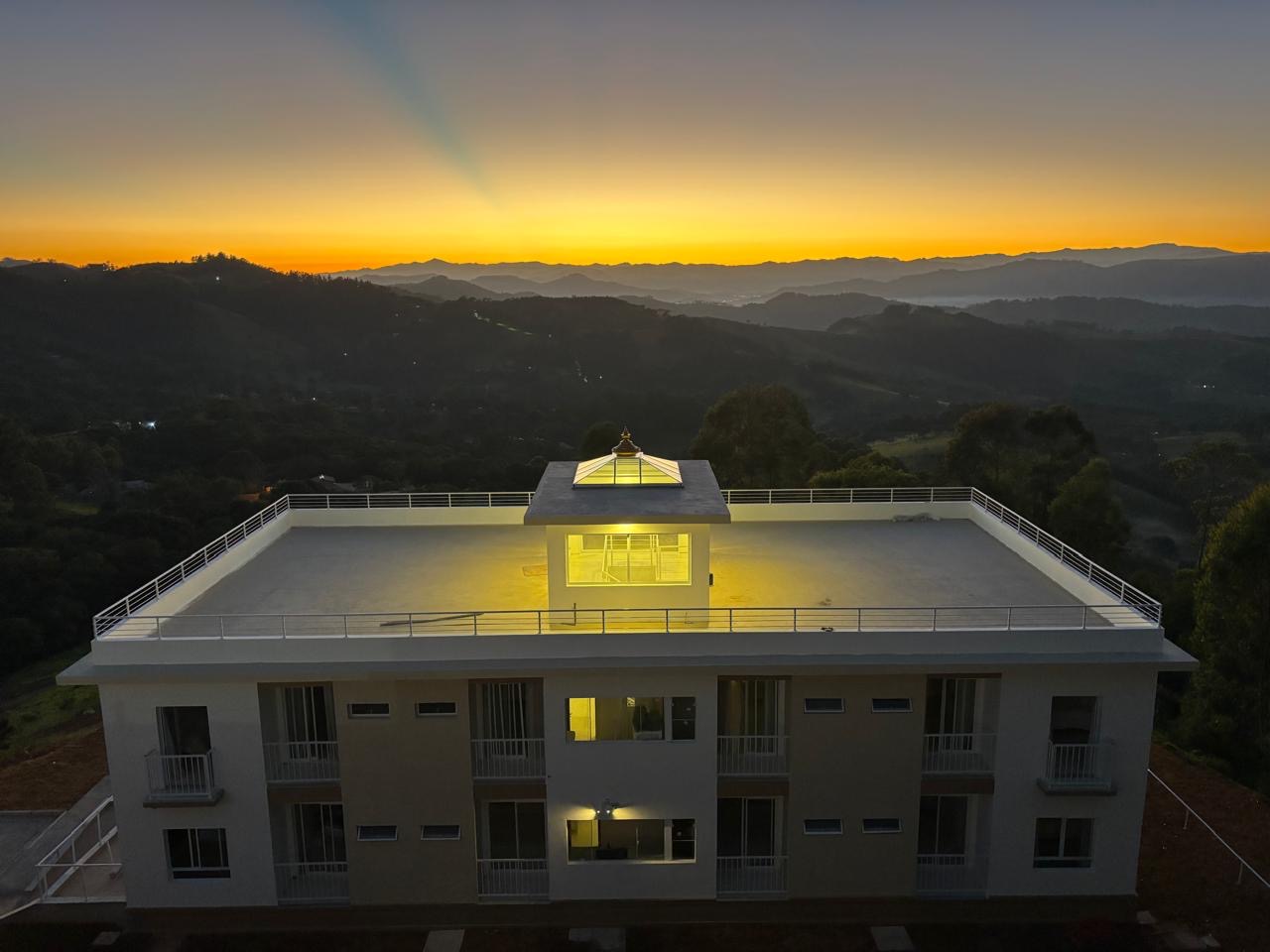 Pôr do sol sobre as montanhas